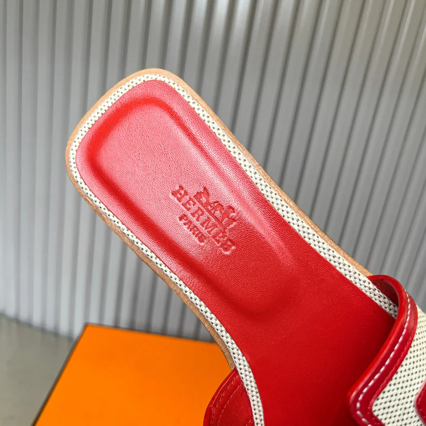 👟👟Ex-factory price 480👟👟 New style in early spring, splicing technology, new revision (Hermès), upgraded packaging, upgraded version and workmanship materials. Hermes®🔴The highest version of handmade shoes on the market ✨✨ Top product Hermès slippers🐎 —————————— The new model in early spring is the same as the original version, handmade by masters! ❥High-end customization, exclusive products, the highest version in the industry⚠❥Using: Hermers upper: Italian imported cowhide + original custom-grade Australian sheepskin feet + genuine leather outsole (pursuing top walking comfort) ✨~~〰〰〰〰❥ Packaging: ✔🚦Pay attention to the packaging➰Top-level exclusive box 〰The original top quality is on sale━━━━Hermes━━━━━ size: 35-40 (34.41.42 custom-made, non-refundable)
